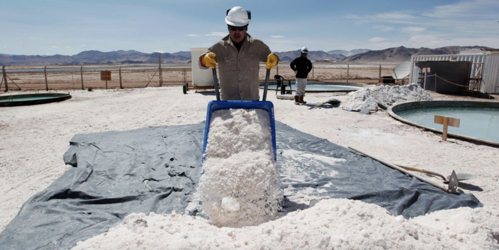 Un trabajador boliviano en una planta de extracción de litio en el Salar de Uyuni